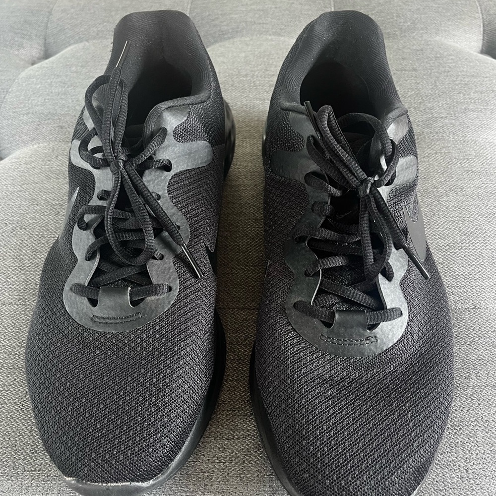 Nike Black Men's Lightweight Running Sneakers